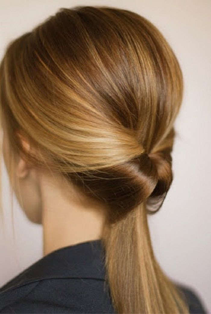 Gaya rambut kucir ekor kuda yang dimasukkan ke dalam rambut