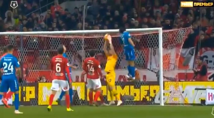 Penyerang Zenit Saint-Petersburg, Sardar Azmoun, menanduk mistar gawang pada laga Liga Rusia versus Spartak Moskva, Minggu (17/3/2019).