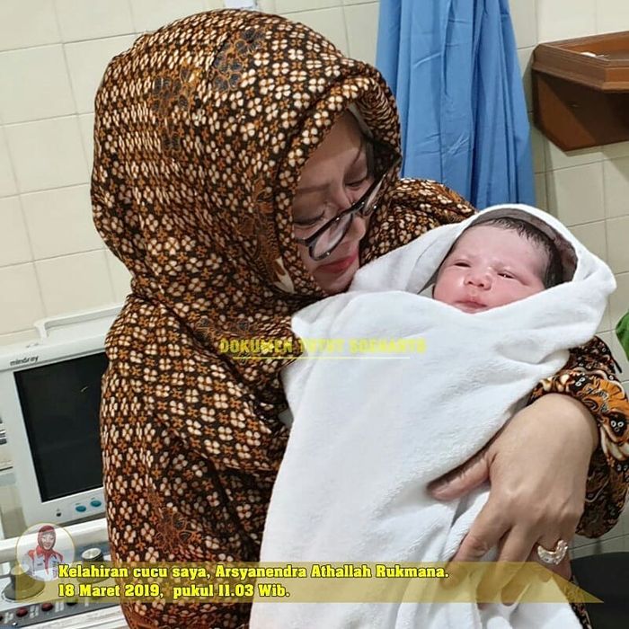 Tutut Soeharto menggendong anak pertama Sekar