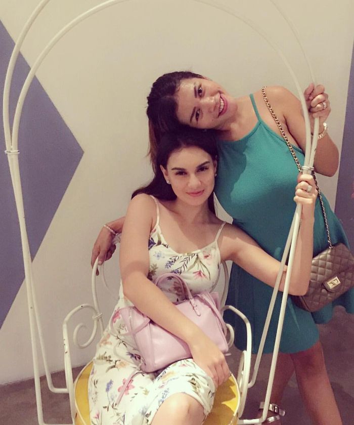 Irish bella tampil seksi bersama sahabatnya di Bali dengan dress sleeveless tali spageti