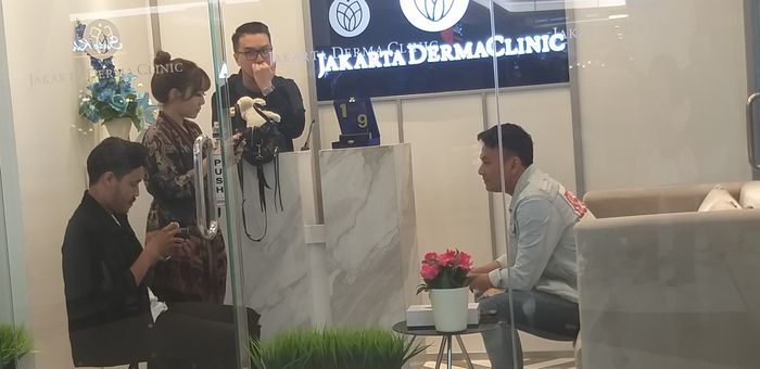 Gisel terlihat menghabiskan waktu treatment bersama Wijin.