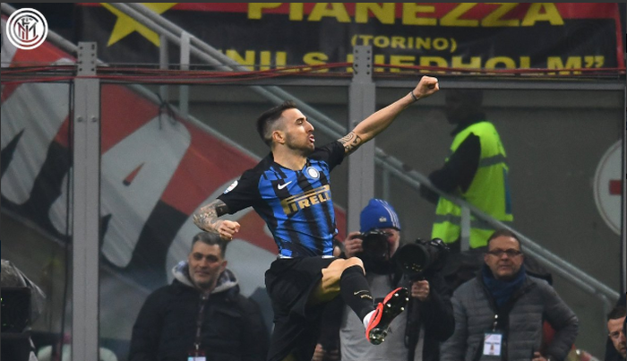 Gelandang Inter Milan, Matias Vecino, merayakan gol dalam laga derby della Madonnina kontra AC Milan, Minggu (17/3/2019).