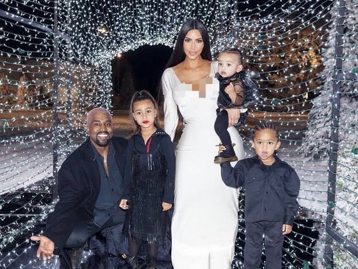 North West tampil dengan lipstik merah menyala