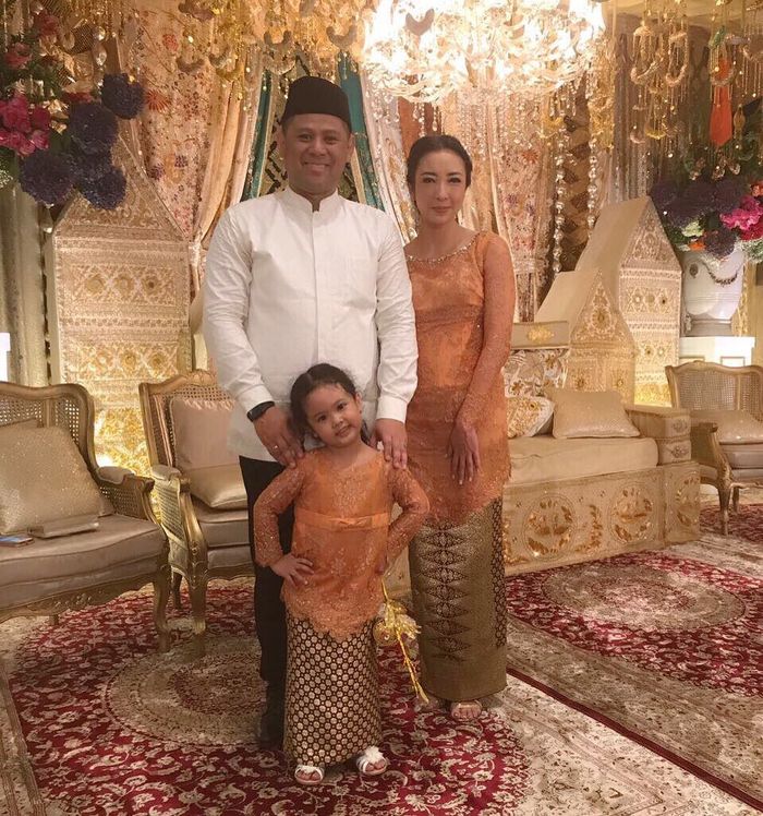 Renny Sutiyoso bersama suami dan anaknya