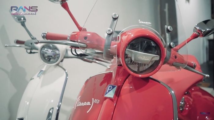 2 vespa terparkir di ruang tamu rumah Soimah