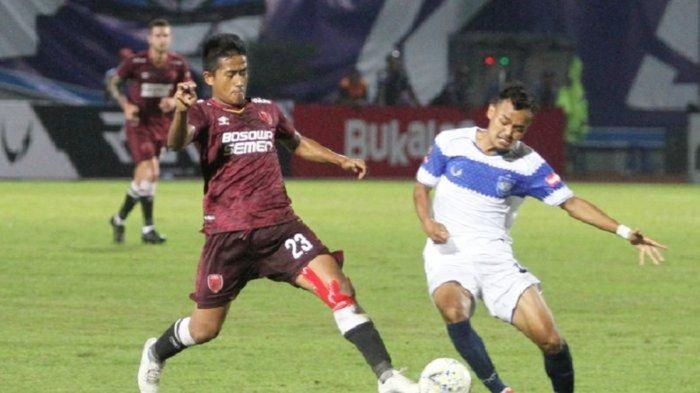 Bayu Gatra Sanggiawan, gelandang PSM Makassar (kiri) saat merebut bola dari pemain PSIS Semarang.