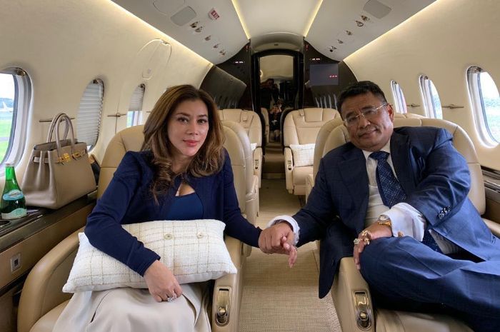 Hotman paris dan Asprinya gandengan tangan