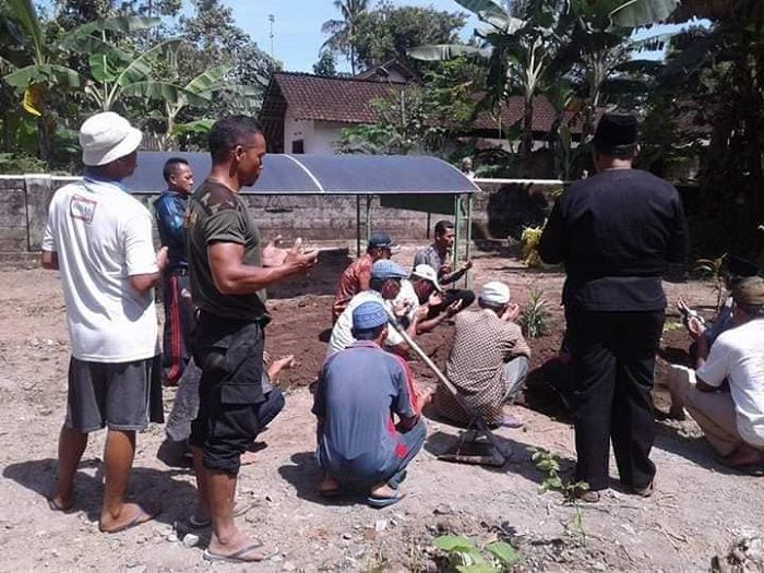 Warga kembali mendoakan almarhum Kyai Anwar setelah jenazhnya dipindahkan ke pemakaman keluarga
