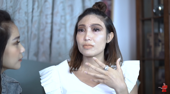 Ayu Dewi menangis