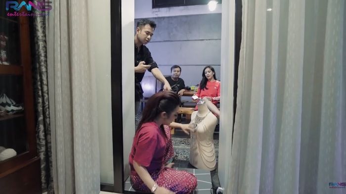 Soimah mengaku hobi duduk di lantai, tepat di tengah-tengah pintu.