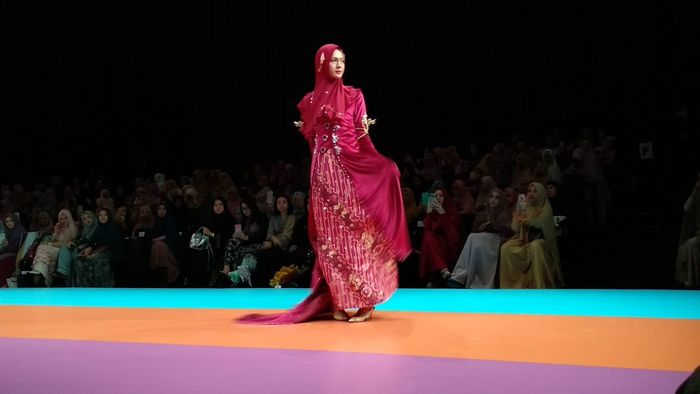 Paula Verhoeven tampil anggun menggunakan kebaya berwarna merah dari Si.Se.Sa