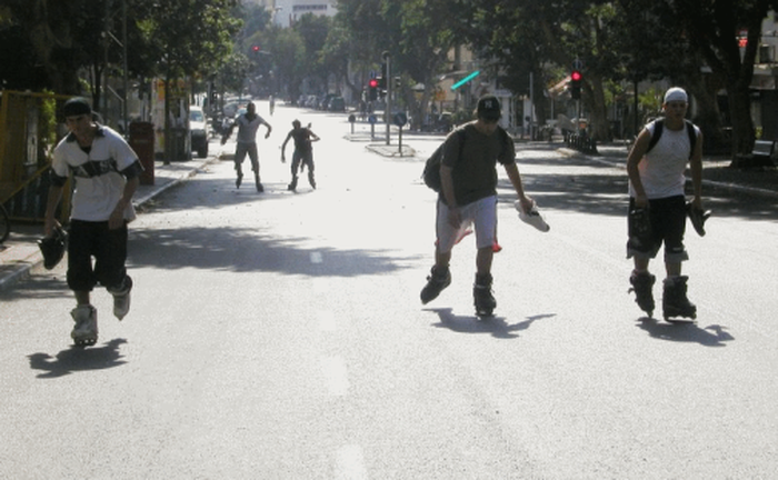 Bermain di Jalan Raya