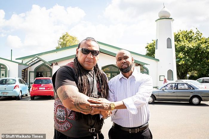 Presiden ketua Waikato Mongrel, Sonny Fatu (kiri) menawarkan untuk melindungi Masjid Jamia