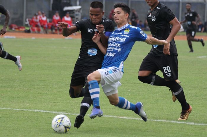 Gelandang Persib Bandung, Kim Jeffrey Kurniawan, berebut bola dengan pemain Tira-Persikabo, Manahjati Lestusen, di Piala Presiden 2019.