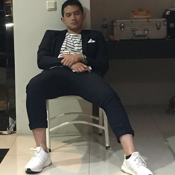 Rezky Aditya saat tertangkap kamera tengah tertidur di kursi