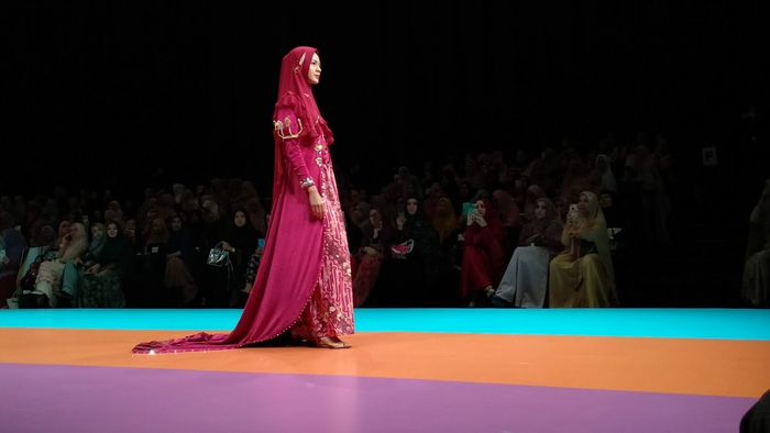 Tampilan anggun Paula Verhoeven istri baim Wong dalam balutan kebaya syar'i karya Si.Se.Sa