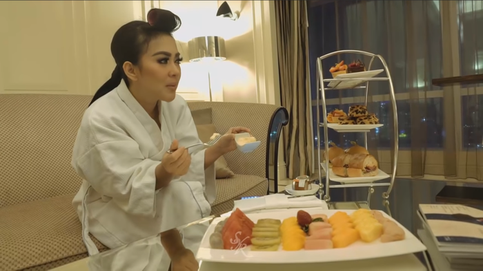 Begini Perlakuan Mengejutkan Syahrini Saat Krunya Sedang Makan, Warganet: 'Pantas Reino Pengen Cepat Nikah!'