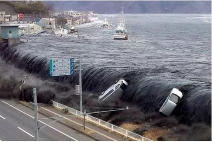 Foto tsunami yang terjadi pada 2004 di Thailand.