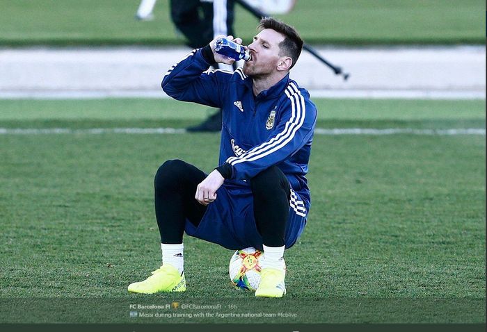 Lionel Messi dalam sesi latihan timnas Argentina.