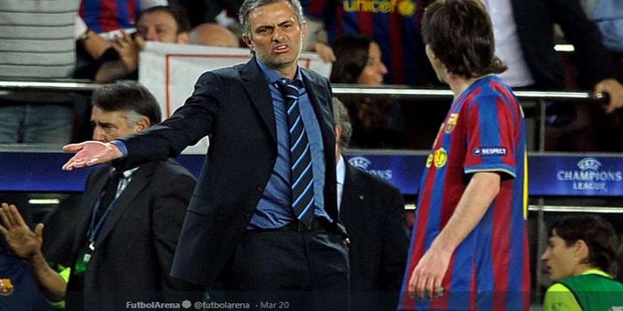 Pelatih Chelsea, Jose Mourinho, berbicara dengan pemain Barcelona, Lionel Messi, saat pertandingan leg kedua babak 16 besar Liga Champions di Stadion Camp Nou, 7 Maret 2006.