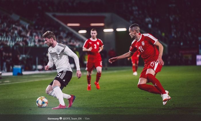 Striker timnas Jerman, Timo Werner, berusaha mempertahankan bola dari sergapan pemain Serbia, Mijat Gacinovic, dalam laga persahabatan pada Kamis (21/3/2019), di Volkswagen Arena, Wolsburg.