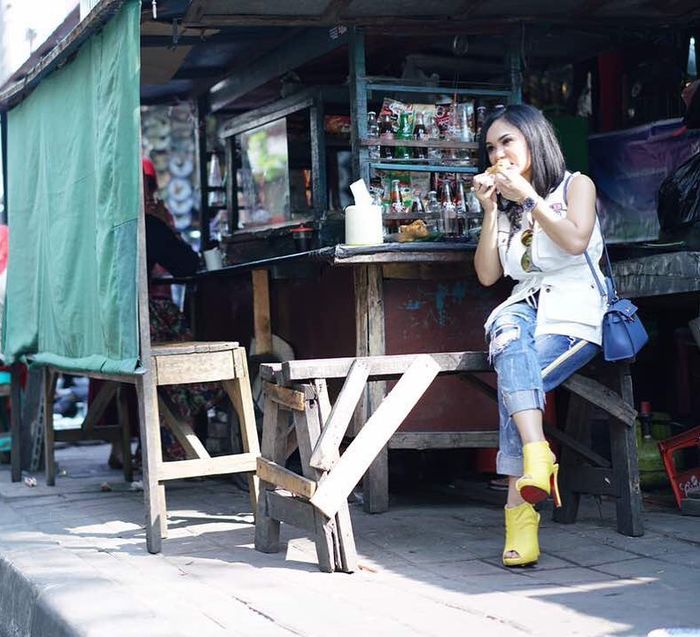 Yuni Shara saat makan di angkringan