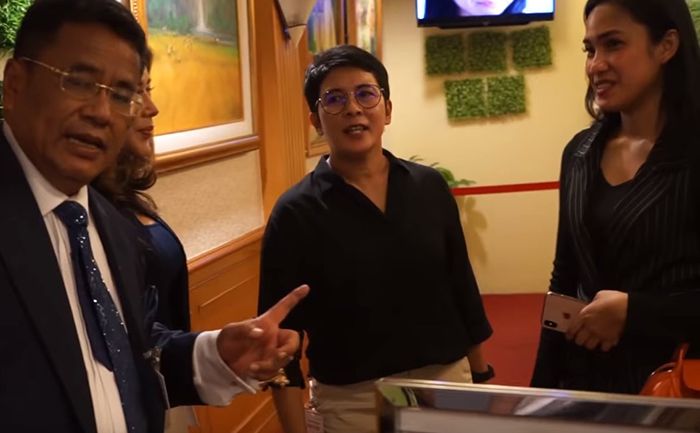 Duduk Ditemani Air Putih, Kebenaran Hubungan Syahrini dan Haji Isam Di Bongkar <a href='https://pontianak.tribunnews.com/tag/hotman-paris' title='Hotman Paris'>Hotman Paris</a>