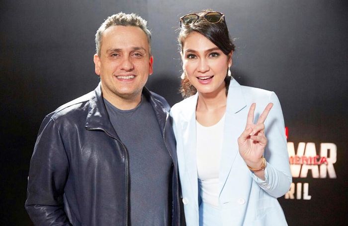 Luna Maya juga foto bareng salah satu sutradara Russo Brothers yang tangani film Avengers