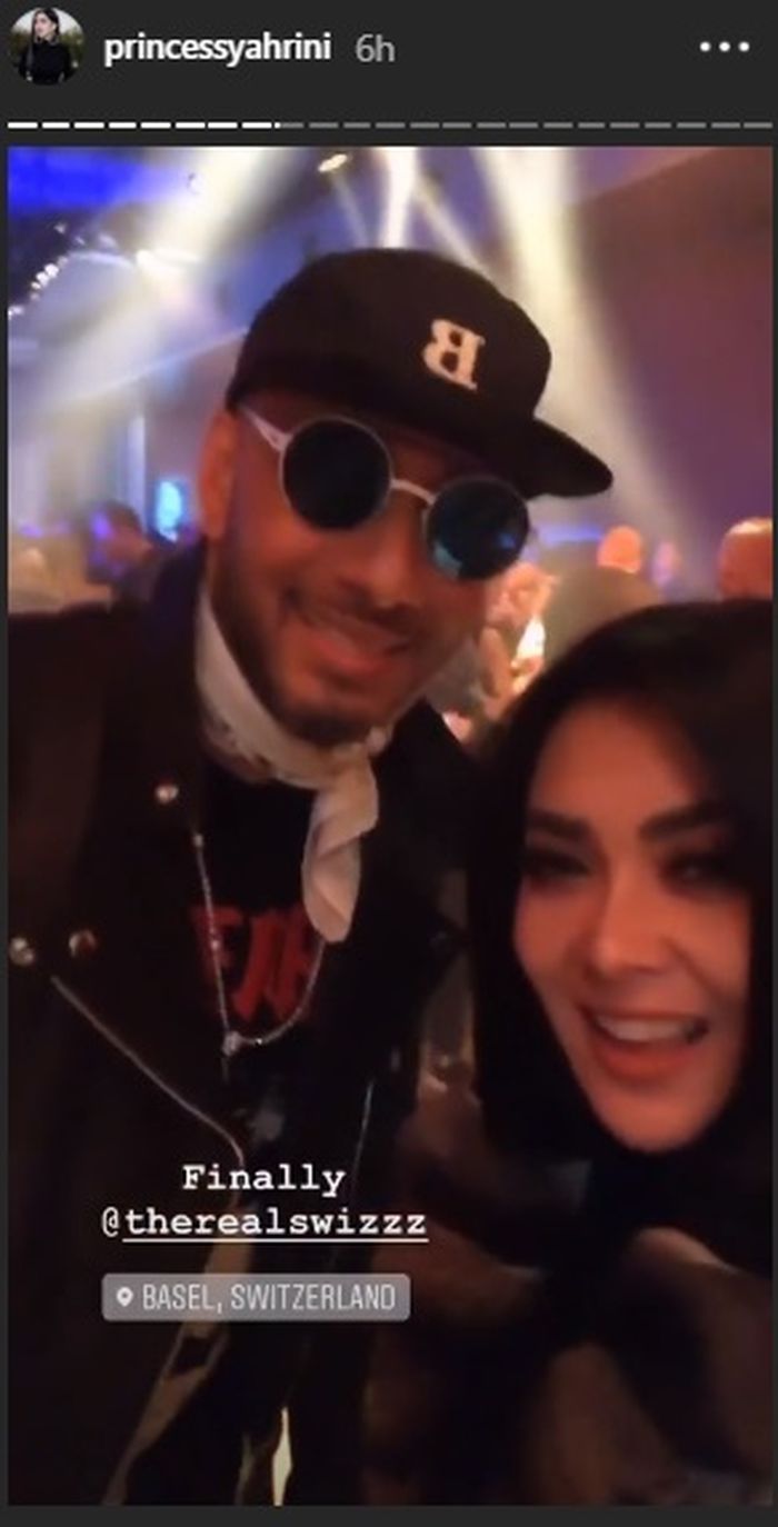 Syahrini bersama dengan suami Alicia Keys