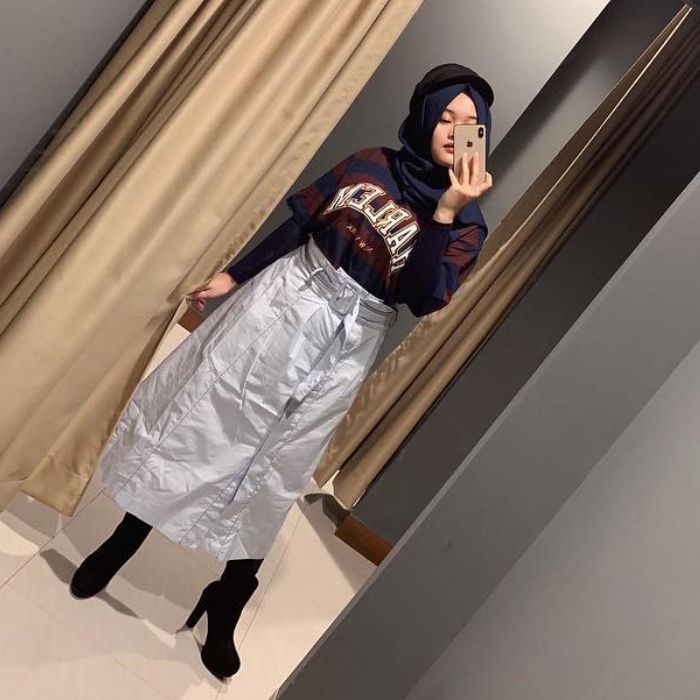 Padu padan kaos ala Putri Delina