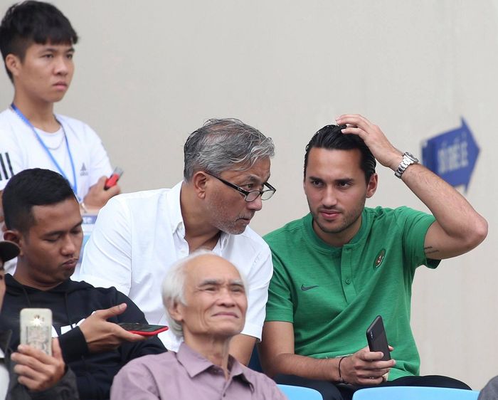 Ezra Walian berada di bangku penonton saat laga timnas U-23 Indonesia Vs Thailand