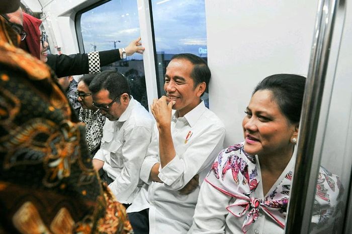 Penampilan Iriana Jokowi saat uji coba MRT bersama Presiden Jokowi.