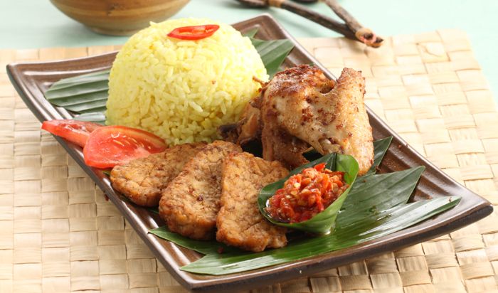 Nasi Kuning Tempong