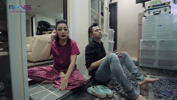 Salah satu tempat favorit Soimah hanyalah lantai yang beralaskan keset.