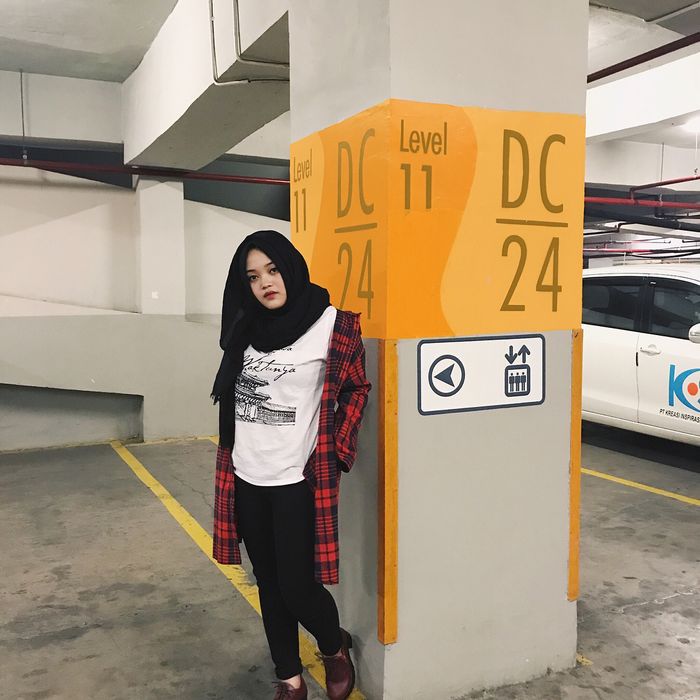 Padu padan kaos ala Putri Delina
