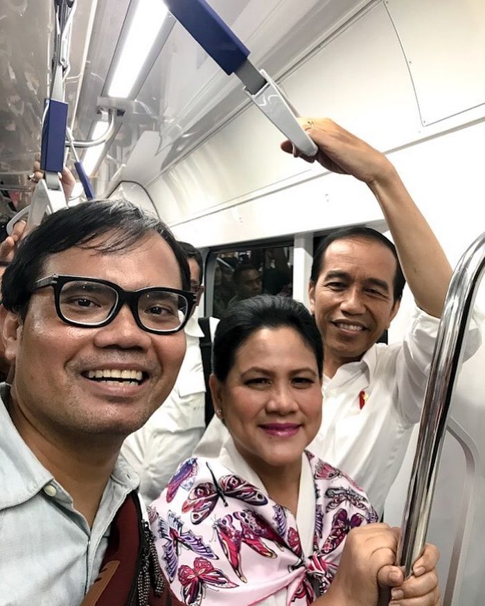 Iriana Jokowi bersama komika Soleh Solihun yang juga ikut serta dalam uji coba MRT.