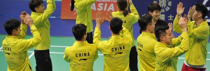 Tim bulu tangkis China merayakan kemenangan pada semifinal Kejuaraan Beregu Campuran Asia 2019 melawan Hong Kong di Queen Elizabeth Stadium, Sabtu (23/3/2019).