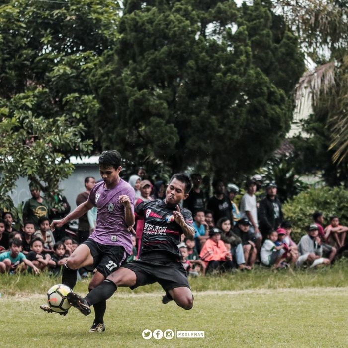 PSS Sleman menggelar uji coba melawan klub lokal, KKK, di lapangan Klajuran, Sleman, Yogyakarta, Jumat (22/3/2019).