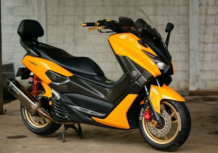 Yamaha NMAX dengan warna orange makin terlihat segar