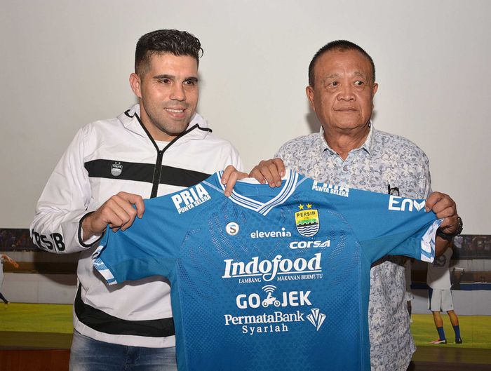 Fabiano Beltrame (kiri) Diperkenalkan oleh Manajemen Persib Bandung sebagai Rekrutan Anyar Mereka di Graha Persib, Sabtu (23/3/2019).