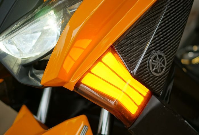 Tampilan lampu depan dimaksimalkan dengan sein LED yang keren