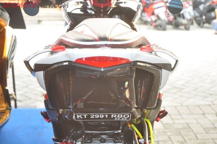 Body belakang dikasih tambahan jadi bolong seperti R1