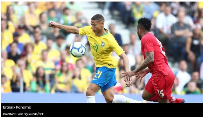Pemain timnas Brasil, Richarlison, beraksi pada laga kontra Panama di Estadio Dragao, Porto, Portugal pada Sabtu (23/3/2019).