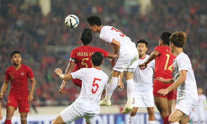 Pemain timnas U-23 Indonesia, Bagas Adi Nugroho, berduel dengan pemain timnas Vietnam pada laga kedua Kualifikasi Piala Asia U-23 2020, Minggu (24/3/2019).