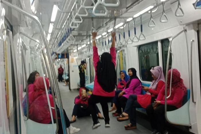 Baru uji coba, penumpang MRT Jakarta sudah tidak tertib.
