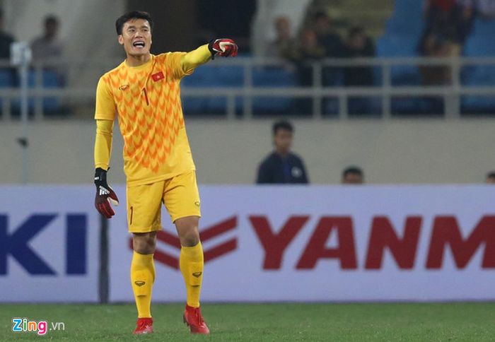 Kiper timnas U-23 Vietnam, Bui Tien Dung, saat menghadapi Indonesia di Stadion My Dinh, Minggu (24/3/2019).