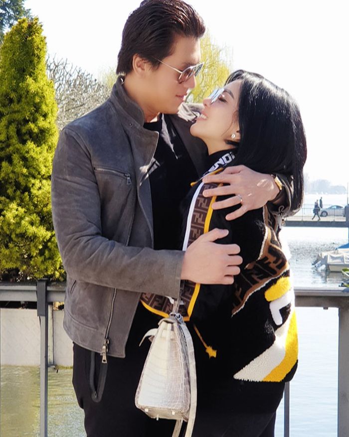 Syahrini dan Reino Barack sedang bulan madu di Swiss sambil bawa tas 2,8 miliar seperti milik Kris Jenner