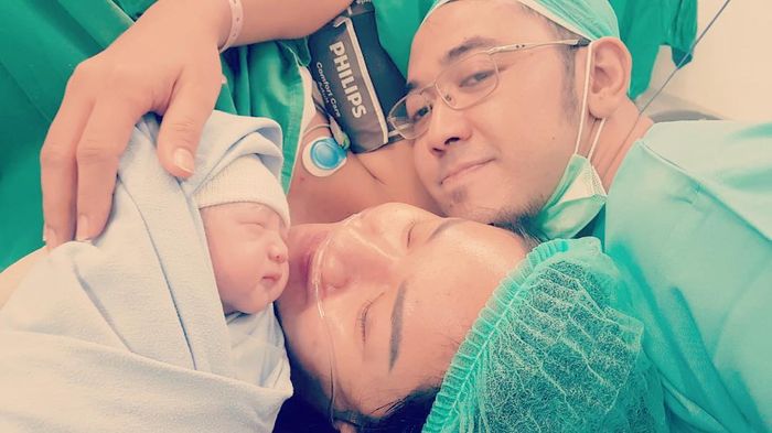 Fitri Ayu dikaruniai seorang bayi laki-laki pada Sabtu (23/3/2019) kemarin, pukul 19.02 WIB.
 
