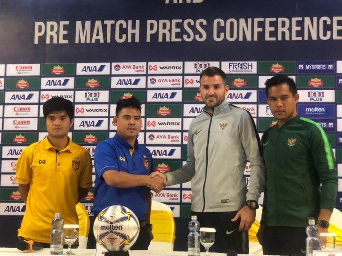 Pelatih dan pemain timnas Indonesia (SImon McMenemy dan Andritany Ardhiyasa) dalam jumpa pers sebelum laga persahabatan kontra Myanmar.