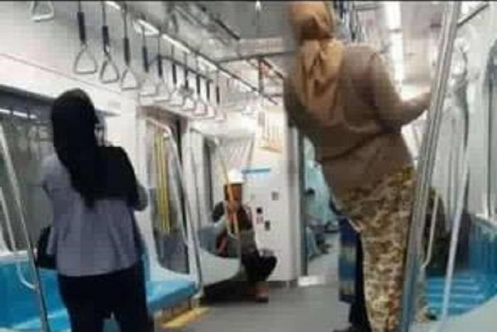 Baru uji coba, penumpang MRT Jakarta sudah tidak tertib.